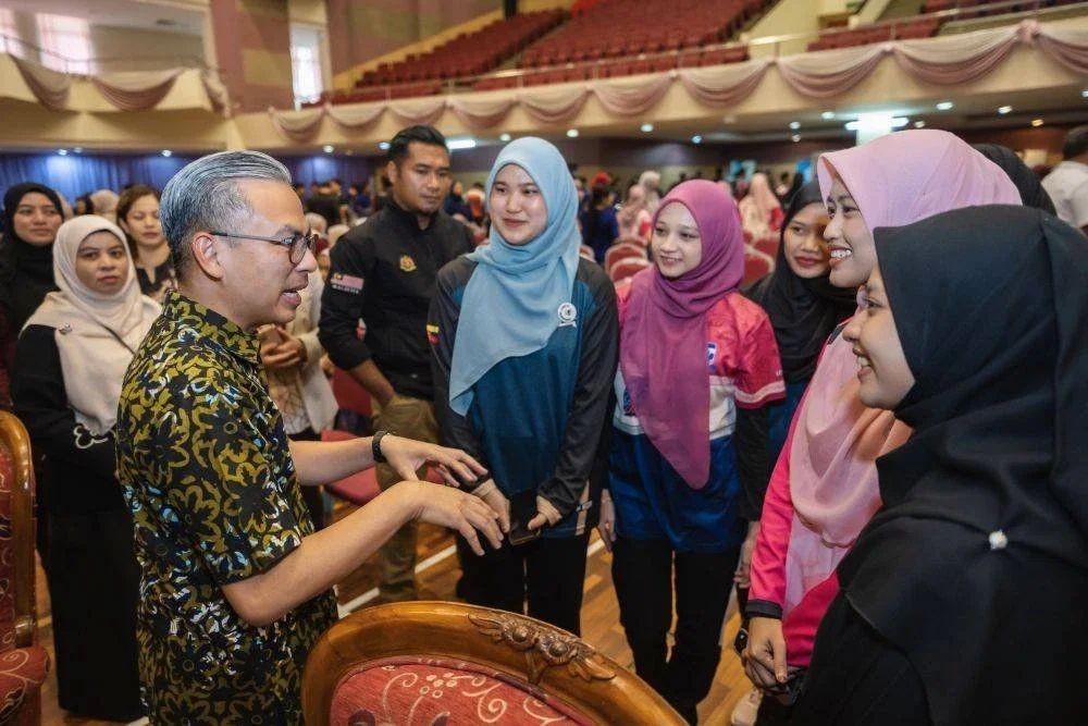 Fahmi (depan, kiri) beramah mesra dengan penuntut pada Majlis Pelancaran Kempen Malaysia, JomPACT! di Institut Pendidikan Guru (IPG) Kampus Bahasa Melayu, Lembah Pantai, pada Sabtu.