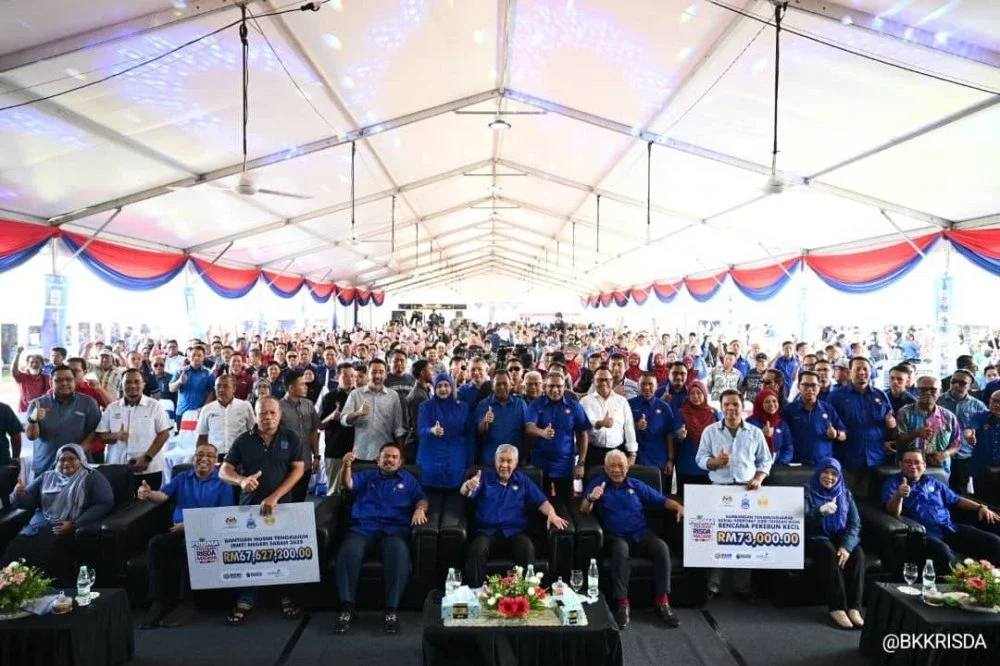 Ahmad Zahid (duduk, tengah) bergambar bersama seluruh tetamu dan masyarakat tempatan dalam Majlis Perasmian PRISMA Sabah 2025 di Kota Belud pada Sabtu. Foto: RISDA