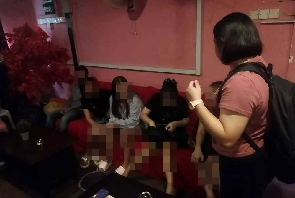 Antara PATI yang ditahan di sebuah pusat urut di Sri Kembangan di sini pada Sabtu.