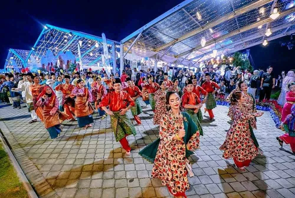 Persembahan zapin yang memukau orang ramai pada malam itu.