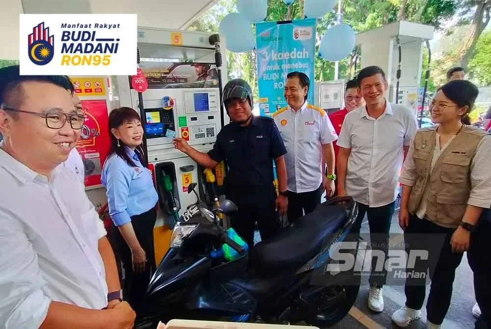 Hui Ying (dua dari kiri) ketika meninjau hari pertama pelaksanaan Program BUDI95: Pengisian Minyak Bersubsidi RON95 bagi anggota polis dan tentera yang bermula Sabtu.