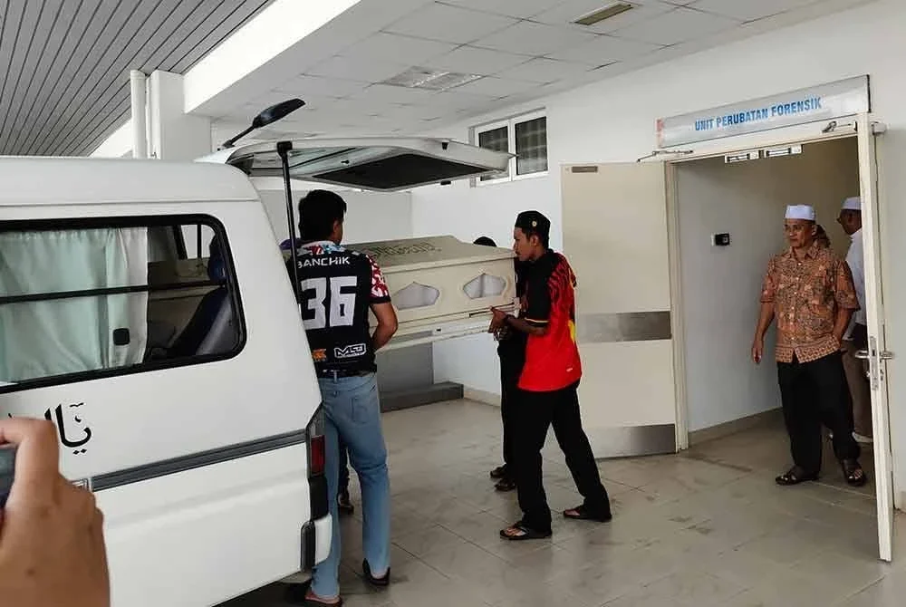 Jenazah murid Tahun Tiga, Abdul Fattah yang maut terjatuh dalam lubang kumbahan di sekolah dibawa keluar dari unit forensik Hospital Rembau.