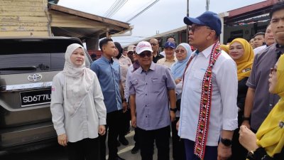 Raisin membacakan kenyataan Fadhlina di Wisma Pendidikan Kota Kinabalu.