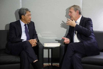 Mohamad (kiri) menerima kunjungan hormat daripada Pesuruhjaya Agung Agensi Bangsa-Bangsa Bersatu bagi Pelarian Palestin (UNRWA), Philippe Lazzarini di sela-sela sesi ke-80 UNGA pada Jumaat. Foto Bernama