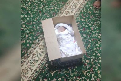 Bayi lelaki dipercayai baru lahir ditemui dibalut dengan kain napkin dan diletakkan di dalam kotak di pondok menunggu bas di hadapan Surau Batu 5, Alai pada Jumaat.