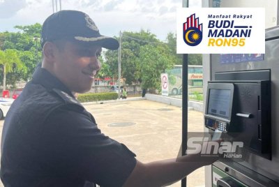 Zulfadli meletakkan MyKad di pam minyak bagi pengesahan kelayakan BUDI95 pada hari pertama pelaksanaan di sebuah stesen minyak di Kuala Terengganu.