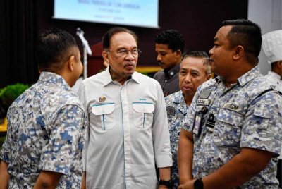 Anwar (dua, kiri) beramah mesra bersama warga Tentera Laut Diraja Malaysia (TLDM) ketika hadir pada Majlis Sarapan Mesra Wira Samudera di Markas Wilayah Laut 2, TLDM Sandakan pada Sabtu. Foto Bernama