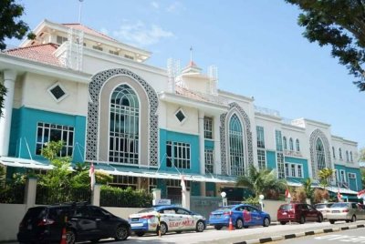 Kiriman itu mencetuskan langkah pemindahan segera selain pakar bahan berbahaya daripada Angkatan Pertahanan Awam (SCFD) dikerahkan ke masjid berkenaan. Foto Agensi