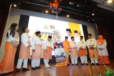 Muhammad Faiz (lima dari kanan) merasmikan Konvensyen Amanah Johor pada Sabtu.