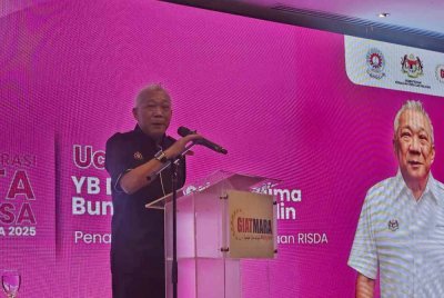 Bung Moktar ketika berucap pada majlis perasmian Program Inspirasi Wanita Luar Biasa TVET Jelita GiatMara 2025 di Kota Kinabalu. 