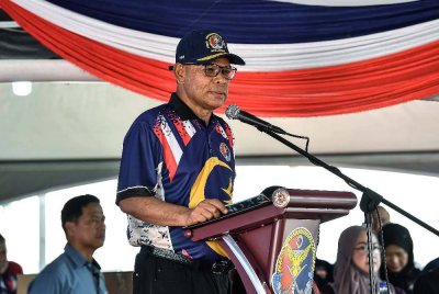Saifuddin Nasution menyampaikan ucapan pada Majlis Jelajah Wira Madani dan Sambutan Ulang Tahun ke-20 APMM di Kompleks APMM Zon Maritim Sandakan pada Sabtu. Foto Bernama