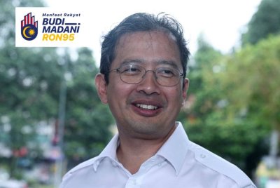 Johan bercakap pada sidang media selepas menyaksikan pengisian petrol RON95 bersubsidi di Stesen Minyak Petron TTDI pada harga RM1.99 seliter berbanding harga pasaran semasa RM2.05 seliter, menerusi inisiatif BUDI MADANI RON95 (BUDI95) yang bermula pada Sabtu. Foto Bernama
