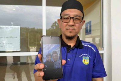 Khairol Rizal menunjukkan gambar kenangannya bersama arwah.