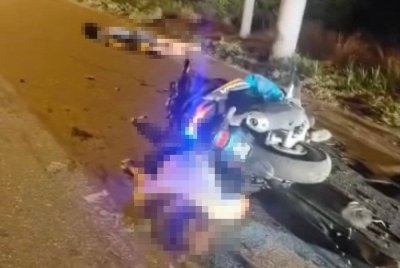 Tangkap layar video tular nahas motosikal mengorbankan seorang wanita dan anak lelakinya di Pantai Remis pada Sabtu.