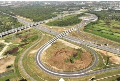 Penduduk Kampung Jawa terpaksa menanggung kesesakan, pencemaran dan risiko kemalangan akibat kelewatan.