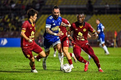 Pemain Negeri Sembilan FC Ameyaw Alexander Agyakwa (kanan) dan Takumi Sasuki (kiri) bersaing bagi mendapatkan bola dari pemain Sabah FC pada perlawanan Liga Super di Stadium Tuanku Abdul Rahman Paroi. Foto Bernama 