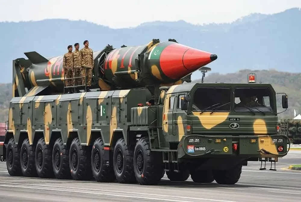 Pakistan ialah segelintir negara yang berupaya memajukan dan mempunyai senjata nuklear.