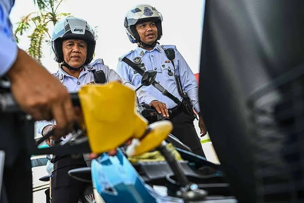 Anggota Penguatkuasaan Trafik IPD Seremban mengisi petrol RON95 di stesen Petronas S2 City Park pada harga RM1.99 seliter, berbanding harga pasaran RM2.05 seliter, menerusi inisiatif BUDI MADANI RON95 (BUDI95) yang bermula hari ini.