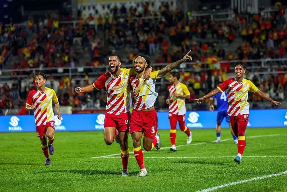 Pemain pilihan Selangor Chrigor Morae (dua kanan) meraikan jaringan kemenangan ketika menentang pasukan pilihan Singapura pada perlawanan Piala Sultan Selangor 2025 yang berlangsung di Stadium Merdeka malam ini. Foto Bernama