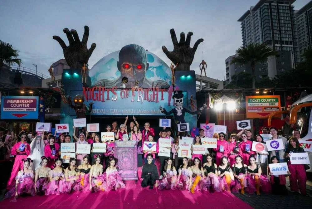 Michelle dan Lynton (barisan belakang, tengah) ketika pelancaran Nights of Fright 11 di Sunway Lagoon.