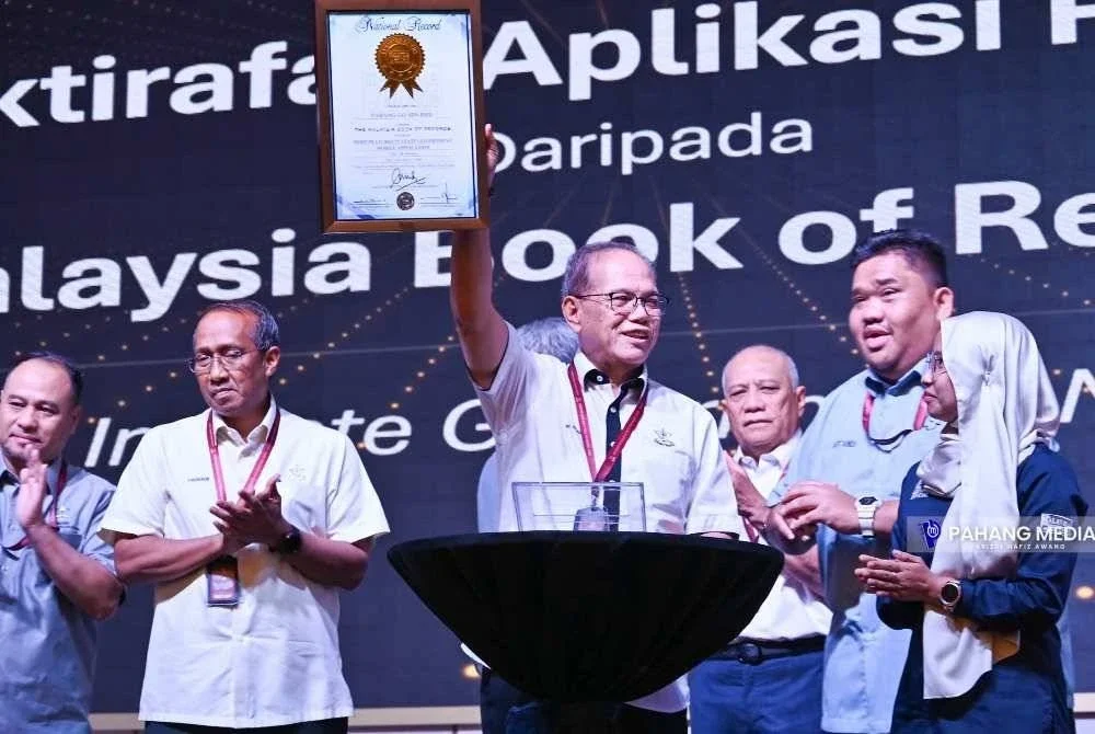 Wan Rosdy menunjukkan sijil pengiktirafan MBOR yang diterima PahangGo sempena Persidangan S-GLC Negeri Pahang 2025 di Bertam Resort & Water Park, Pulau Pinang pada Sabtu. Foto Pahang Media