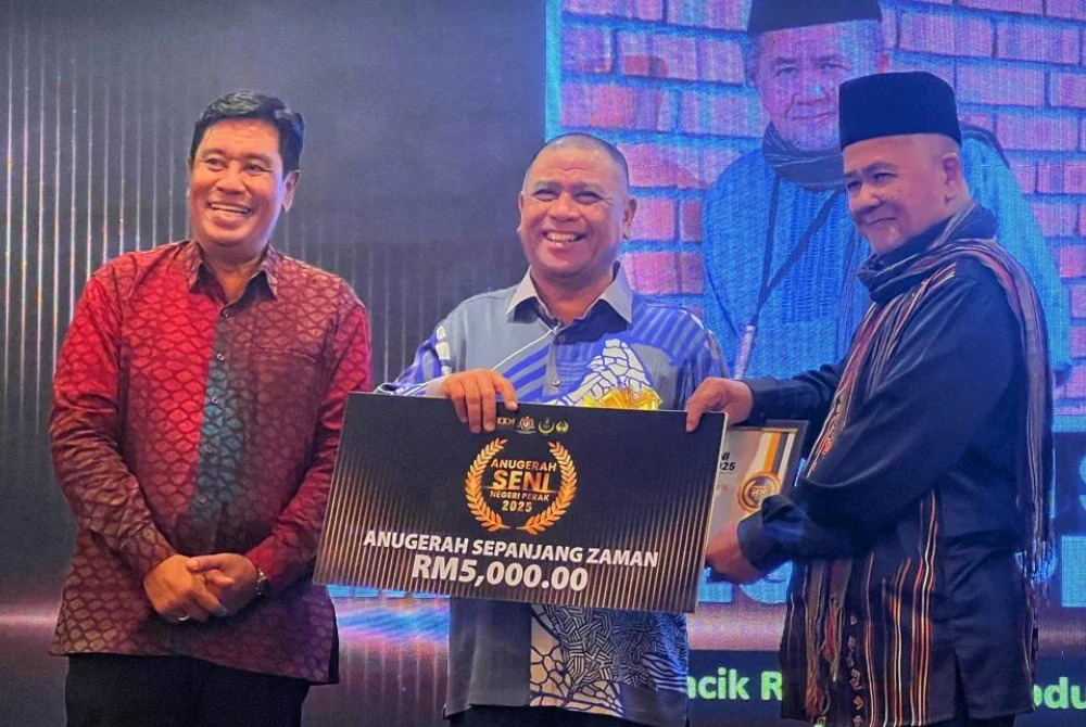 Saarani menyampaikan Anugerah Tokoh Sepanjang Zaman sempena Rashidi sempena Anugerah Seni Budaya Negeri Perak 2025 di Ipoh pada Sabtu.