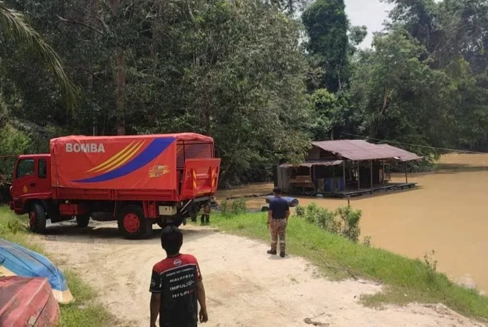 Pasukan bomba tiba di lokasi jam 12 tengah hari untuk operasi SAR.