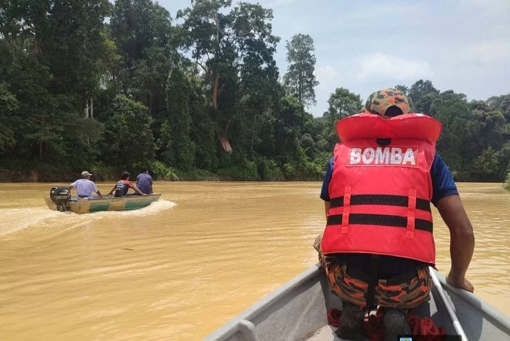 Anggota bomba dari BBP Muadzam Shah melakukan pencarian lelaki yang dikhuatiri lemas selepas terjatuh dari bot ketika memancing di Sungai Kampung Kedaik Lama, Muadzam Shah pada Ahad.