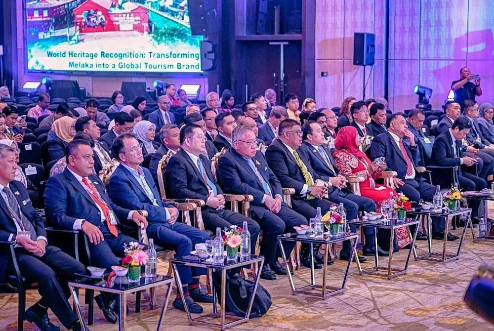 King Sing dan Ab Rauf (tengah) ketika menghadiri
Hari Persidangan Pelancongan Dunia di sebuah hotel di Banda Hilir pada Ahad.