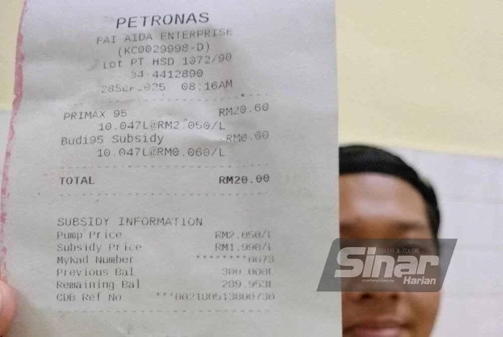 Muhammad Afiq Zulkhairi menunjukkan resit pembelian RON95 menggunakan BUDI95.