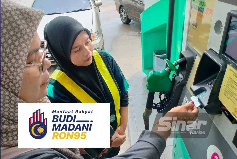 Norhani memeriksa kelayakan BUDI95 menggunakan MyKad sambil dibantu kakitangan stesen minyak Petronas.