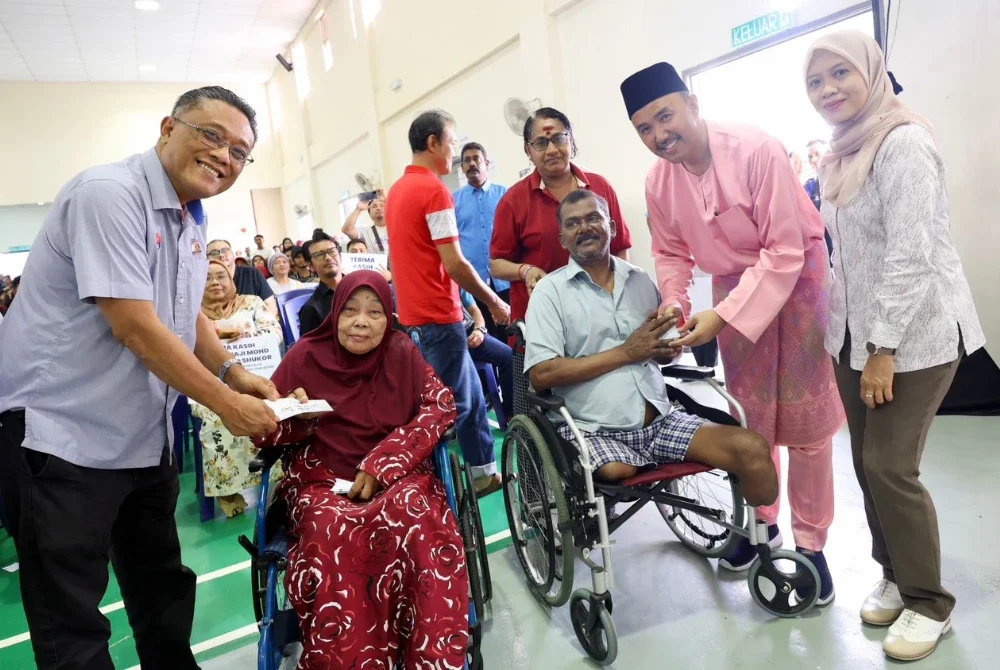 Mohd Jafni (dua dari kanan) menyampaikan bantuan kasih Johor kepada penerima di PPR Melana di Johor Bahru pada Ahad.