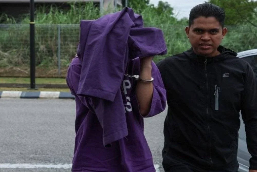 Reman seorang lelaki bergelar 'Datuk' (kiri) yang disyaki terlibat dalam sindiket penyelewengan minyak masak bersubsidi disambung selama tiga hari bermula esok. Foto: Bernama