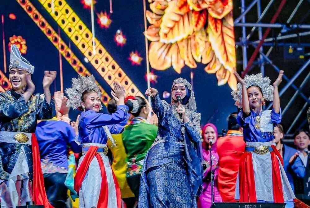 Siti Nurhaliza turut membuat persembahan memukau orang ramai yang hadir.