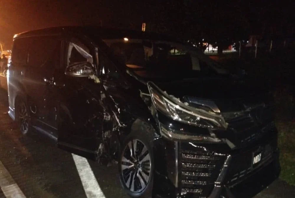 Keadaan MPV yang terlibat dalam kemalangan berkenaan. Foto: IPD Batu Pahat