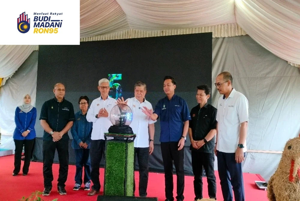 Mohamad (tengah) ketika melancarkan Program Pemerkasaan Sektor Pertanian Kampung Guar Petai di Dewan Penempatan Banjir Kampung Labuh Banting pada Ahad.