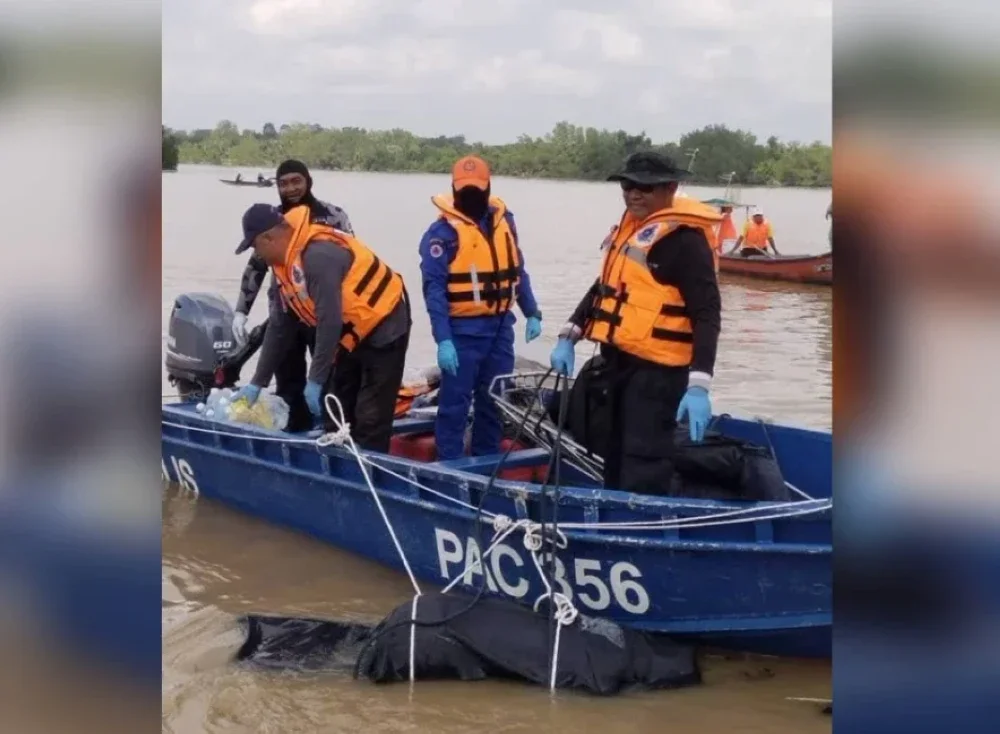 Kesemua baki tiga mangsa yang hilang dalam insiden sampan karam di Sungai Krian berhampiran dengan Feri Kaba, Saratok pada Jumaat lepas, ditemukan meninggal dunia