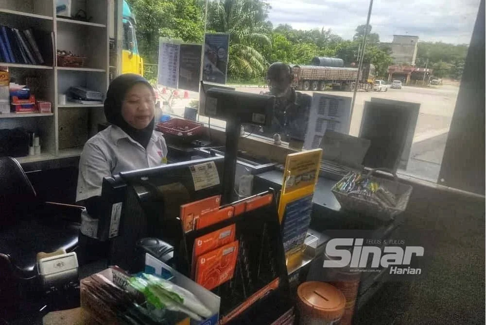 Ragu ketika menggunakan MyKad di kaunter stesen minyak pada Ahad.