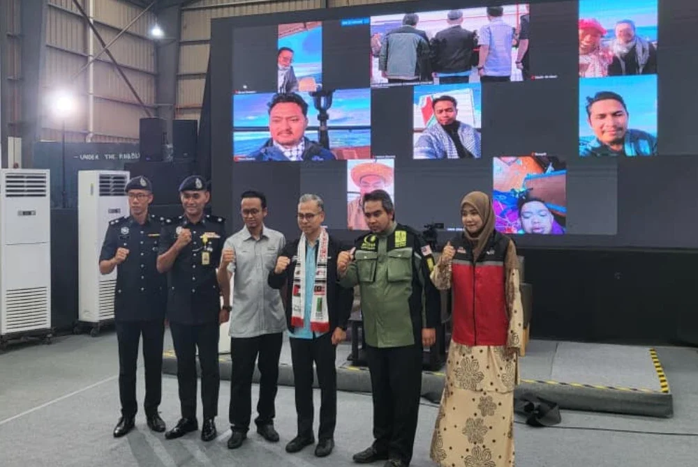 Fahmi (tiga dari kanan) bergambar bersama sukarelawan misi GSF ketika melawat Sumud Nusantara Command Centre (SNCC), Majlis Perundingan Pertubuhan Islam Malaysia (Mapim) Malaysia Central Warehouse pada Ahad.