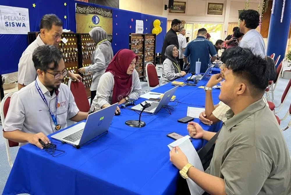 Sebahagian pelajar melakukan pendaftaran pada Ahad.