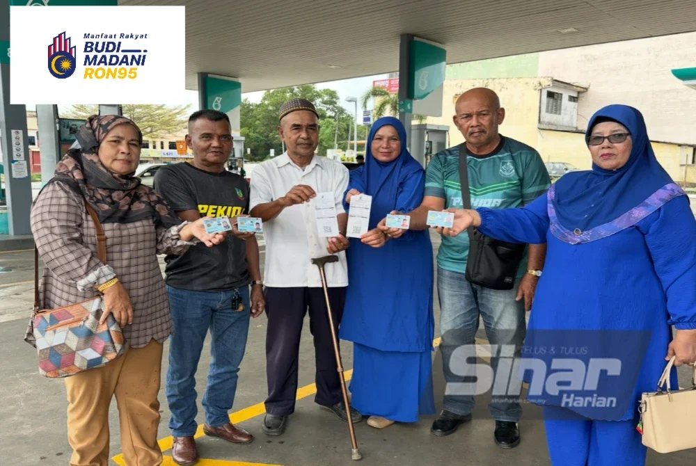 Penerima STR yang menunjukkan kad pengenalan dan resit pengisian minyak petrol.
Foto: SINAR HARIAN/ADILA SHARINNI WAHID