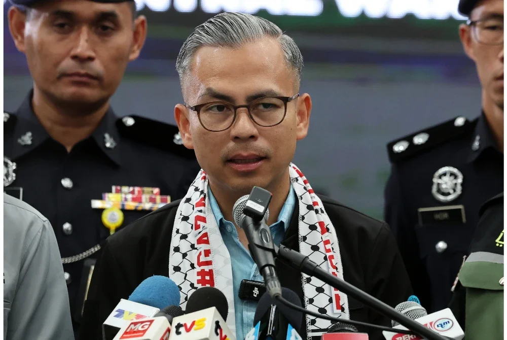 Menteri Komunikasi Datuk Fahmi Fadzil bercakap pada sidang media selepas melawat Sumud Nusantara Command Centre di MAPIM Malaysia Central Warehouse pada Ahad. Foto Bernama