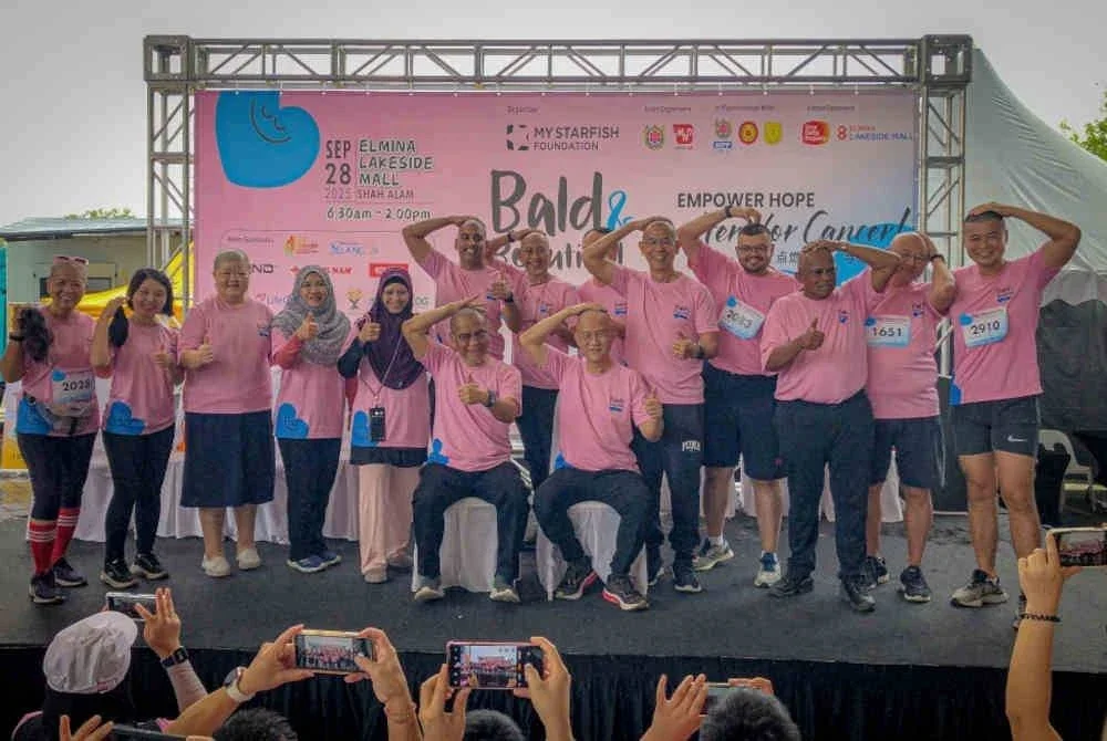 Dr Dzulkefly (duduk, kiri) antara 267 peserta Program Bald & Beautiful Day 2025 yang menzahirkan komitmen menyokong perjuangan para pesakit kanser dengan cara membotakkan kepala secara beramai-ramai di Galeri Jualan Elmina Lakeside Mall pada Ahad. Foto Bernama
