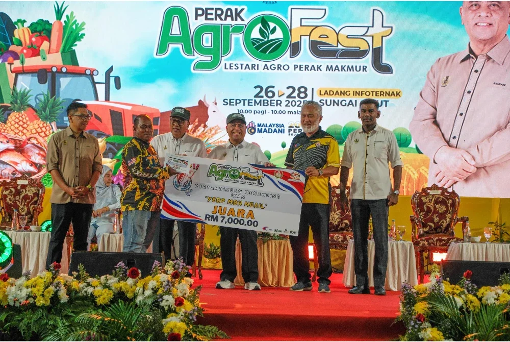 Saarani (tiga dari kanan) menyampaikan hadiah kepada pemenang Pertandingan Memancing Sempena Perak Agrofest 2025 di Ladang Infoternak pada Ahad.