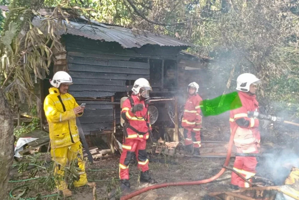 Bomba melakukan kerja-kerja memadam kebakaran. Foto: Ihsan Bomba