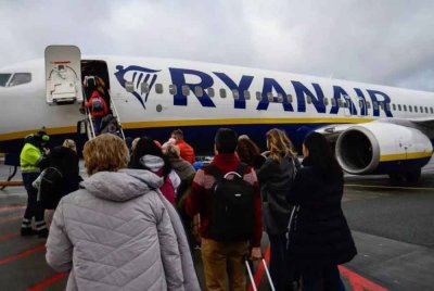 Pesawat itu terpaksa dilencongkan dan melakukan pendaratan cemas di Paris. - Foto Agensi