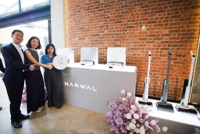 Dari kiri: Naib Presiden APAC,Frank Cheng; Ketua Jenama Global, Icey Bin; Ketua Asia Tenggara, Nora Lu bersama tiga produk pembersihan pintar terbaharu keluaran Narval pada Jumaat. Foto: Rosli Talib