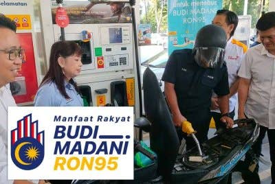 Hui Ying (dua dari kiri) ketika meninjau hari pertama pelaksanaan Program BUDI95: Pengisian Minyak Bersubsidi RON95 bagi anggota polis dan tentera yang bermula hari ini.