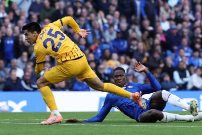 Layangan kad merah ke atas Chalobah berikutan kekasaran terhadap Diego Gómez ternyata jejas momentum Chelsea. Foto: Agensi