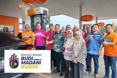 Ahmad (dua dari kiri) meninjau pelaksanaan BUDI95 bagi penerima Sumbangan Tunai Rahmah di sebuah stesen minyak di Kampung Sungai Naga, Api-Api.